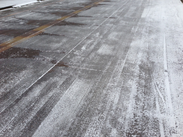 駐車場の凍った雪を融かす方法 最も手軽で効果があるのはやっぱり塩カル 軽ワンボックスナビ